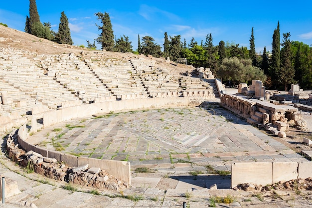 Het theater van dionysus eleuthereus is een groot theater in athene, griekenland. het theater gebouwd aan de voet van de atheense akropolis en opgedragen aan dionysus, de god van de wijn.