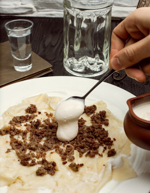 Het toevoegen van yoghurt aan traditionele Kaukasische maaltijd Khingal, Khinkali met vlees