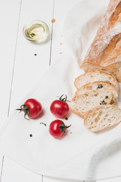 Het verse brood op een witte tafel