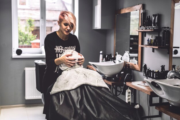 Het vertroetelende gezicht van de vrouw van de mens in salon