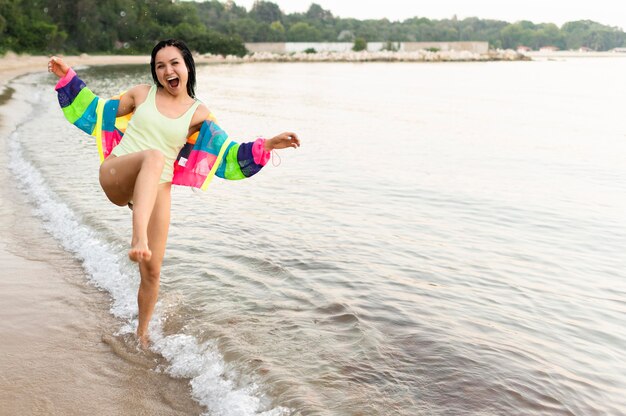 Het volledige geschotene vrouw stellen op zee