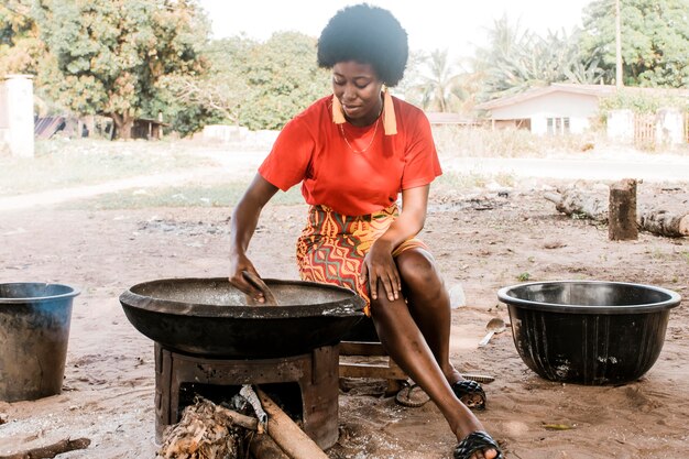 Het volledige schot van Afrikaanse vrouw koken