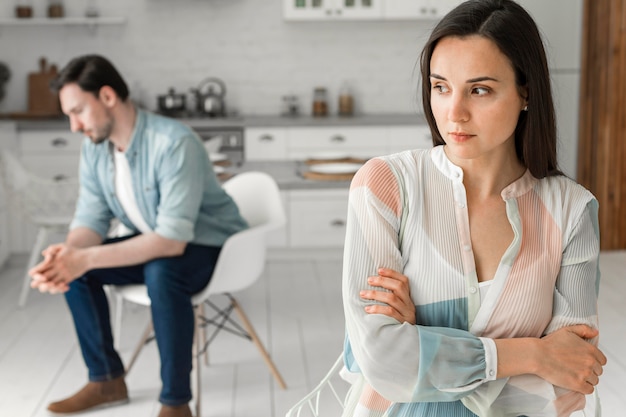 Het volwassen vrouw en mannetje denken aan volgende stap