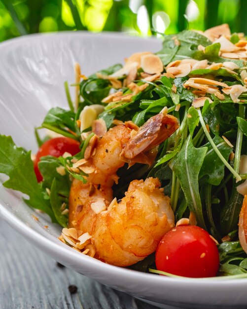 Het vooraanzicht grijnst salade met garnalen met noten en rucola
