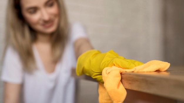 Gratis foto het vooraanzicht van defocused vrouwen schoonmakende oppervlakte