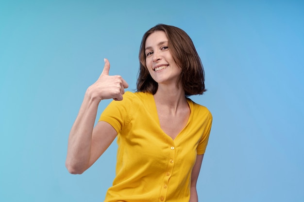 Het vooraanzicht van smileyvrouw het geven beduimelt omhoog