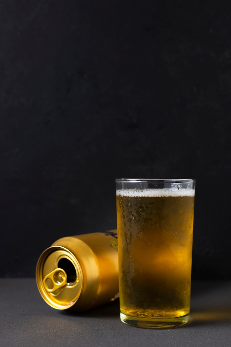 Gratis Foto het vooraanzichtbier kan naast glas met bier