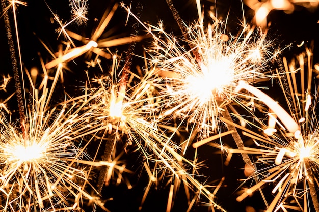 Het vuurwerklicht van de close-up op nieuwe jaarnacht