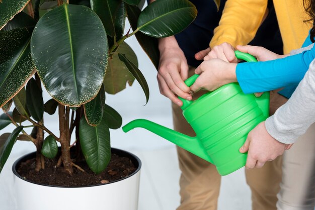 Het water geven van close-upkinderen bloem