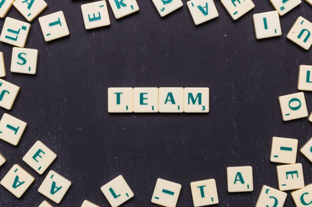 Het woordteam graait binnen brieven over zwarte achtergrond