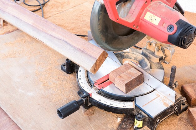 Het zagen van hout met elektrische zaag