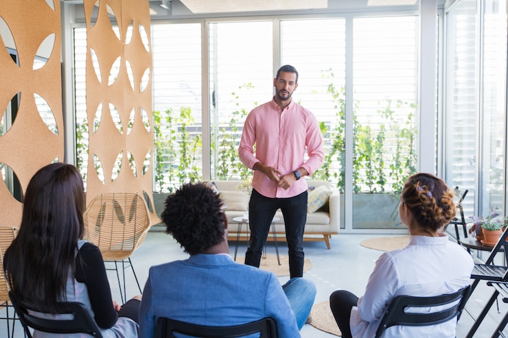 Gratis Foto het zekere mannelijke seminarie van de sprekersholding