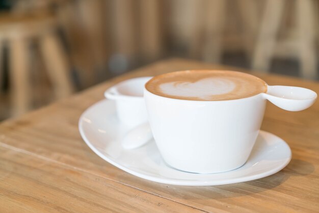 Hete latte koffie in de winkel