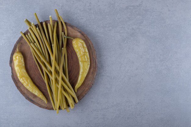 Hete peper en plantaardige groentestick op een houten bord