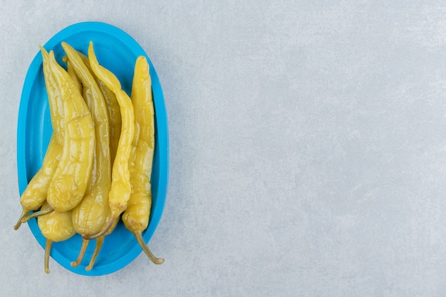 Hete peper op een bord op het marmeren oppervlak