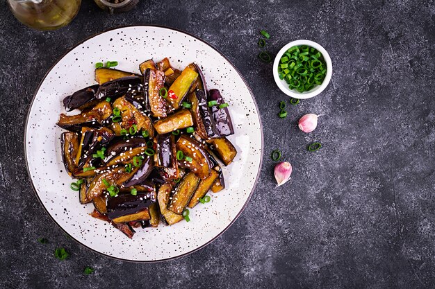 Hete pittige stoofpot aubergine in Koreaanse stijl met groene ui