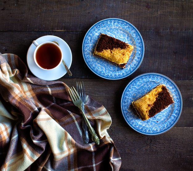 Hete zwarte thee met cakestukken