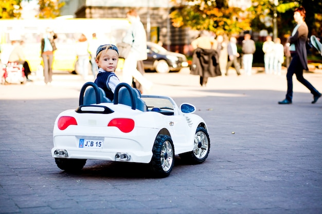 Hey, wat is er? Leuke kleine jongen rijdt zijn eerste auto