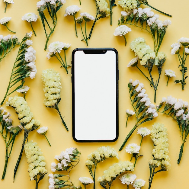 Gratis foto hi-tech smartphone in zachte bloemen