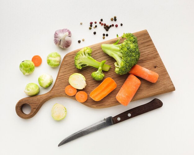 Higgh hoek groenten mix op snijplank met kopie ruimte