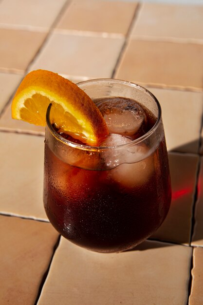High angle negroni cocktail met sinaasappel