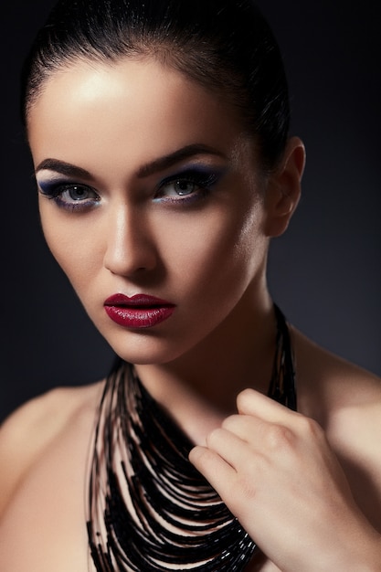 Gratis foto high fashion look.glamor close-up portret van mooie sexy stijlvolle brunette blanke jonge vrouw model