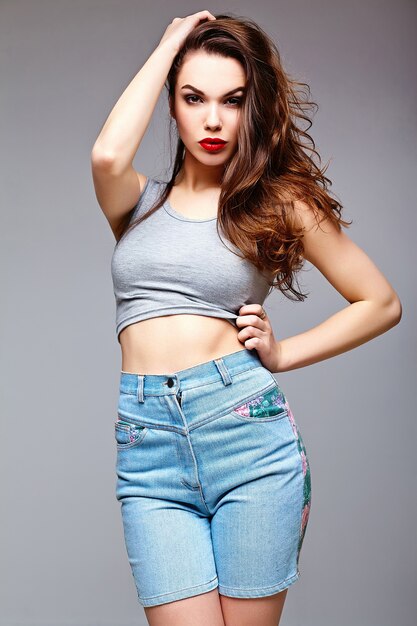 High fashion look.glamor stijlvolle sexy mooie jonge vrouw model in zomer heldere jeans shorts hipster doek