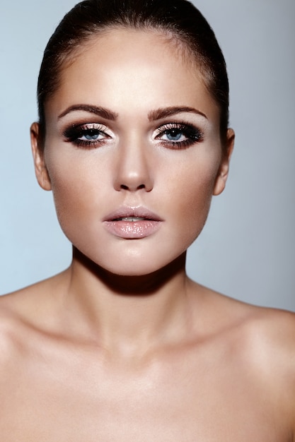 High fashion look. Glamour close-up portret van mooie blanke brunette jonge vrouw model met lichte make-up met een perfecte schone huid