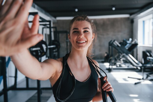 High-five geven. prachtige blonde vrouw in de sportschool tijdens haar weekend