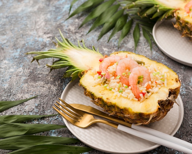 Gratis foto high view exotisch eten ananas en garnalen