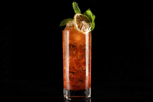 Highend ambachtelijke cocktail geïsoleerd op een zwarte achtergrond