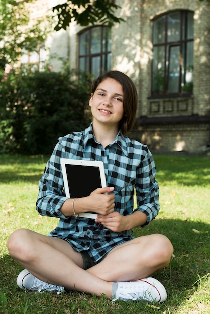 Gratis foto highschool meisje bedrijf tablet in handen