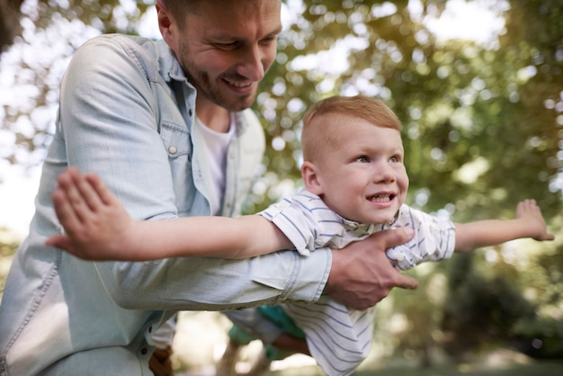 Gratis foto hij houdt zo veel van zijn zoontje