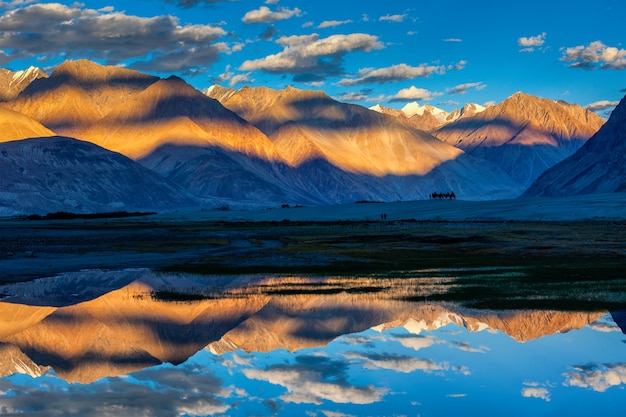 Himalaya op zonsondergang, nubra-vallei, ladakh, india