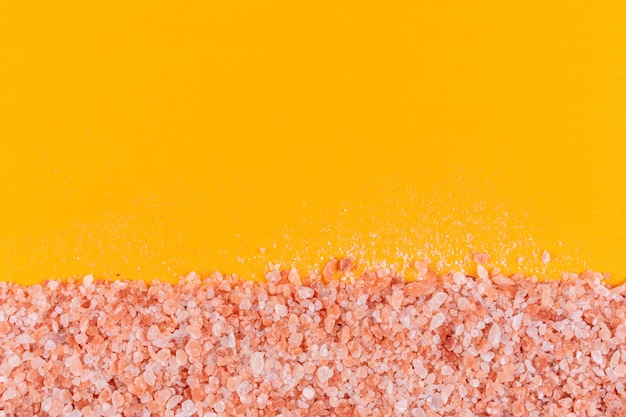 Gratis foto himalayazout op oranje oppervlak