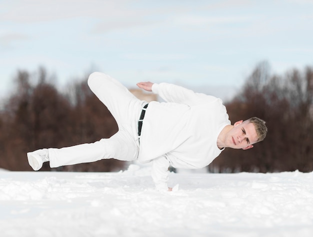 Hip hop danser balancerend lichaam aan de ene kant