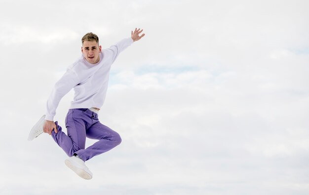 Hip hop performer poseren midden in de lucht