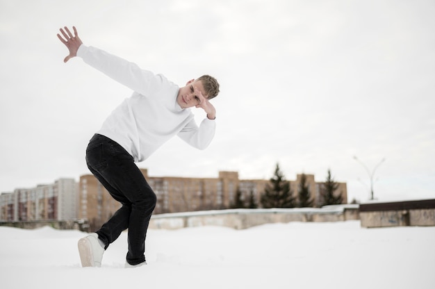 Hiphopdanser buiten met exemplaarruimte