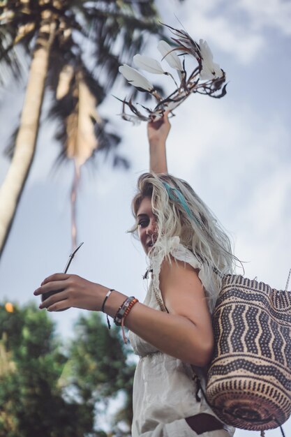 hippie meisje met lang blond haar in een jurk op het dak.