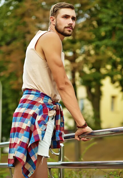 hipster knappe man man in stijlvolle zomer kleding poseren in de straat