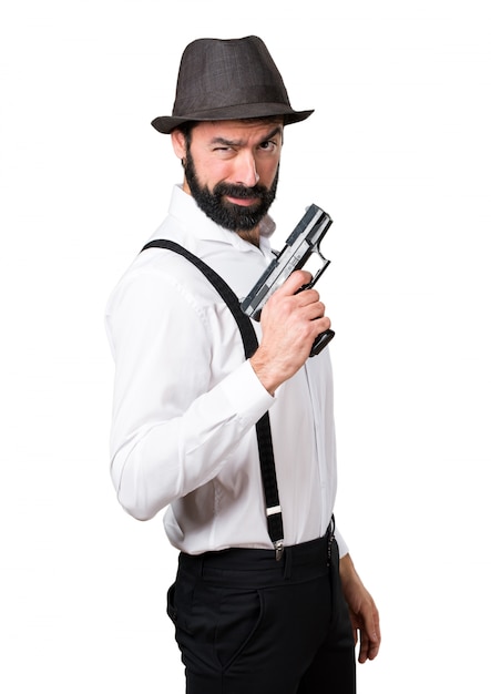 Hipster man met baard met een pistool