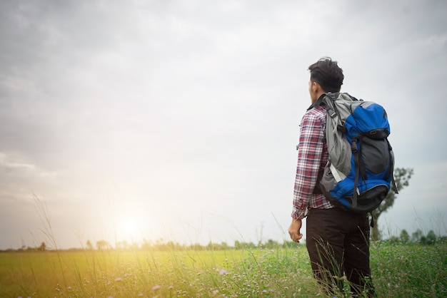 Hipster man met een rugzak op zijn schouders, tijd om te gaan Travelin