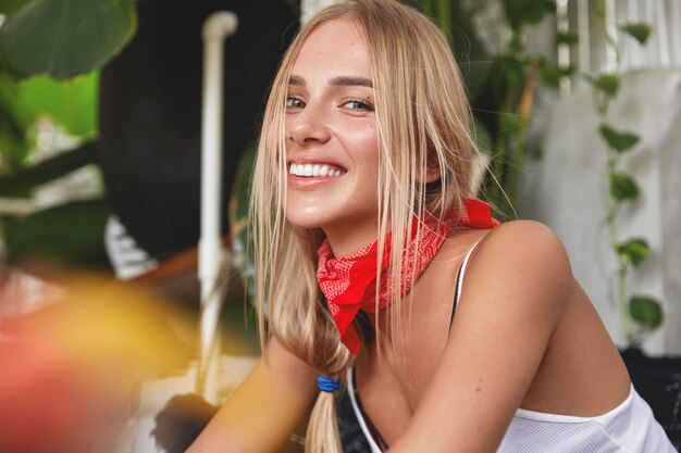 Hipster meisje met bandana op nek vormt in café