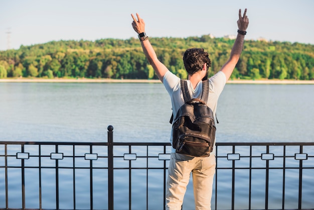 Hipster op vakantie naast meer