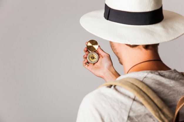 Gratis foto hipster stijl toerist kijken naar kompas