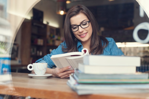 Hipster vrouw studeren aan café