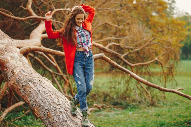 Hipstervrouw die pret in het park hebben