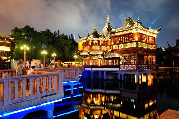 Historisch pagodestijlgebouw in Shanghai 's nachts