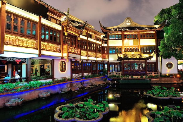 Historisch pagodestijlgebouw in Shanghai 's nachts