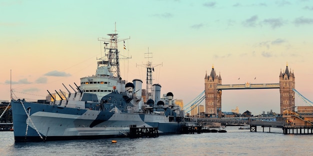 HMS Belfast oorlogsschip en Tower Bridge in Thames River in Londen